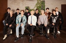 日本のメディアの取材に応じるINTO1。