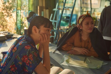 左から古川琴音、Chara。