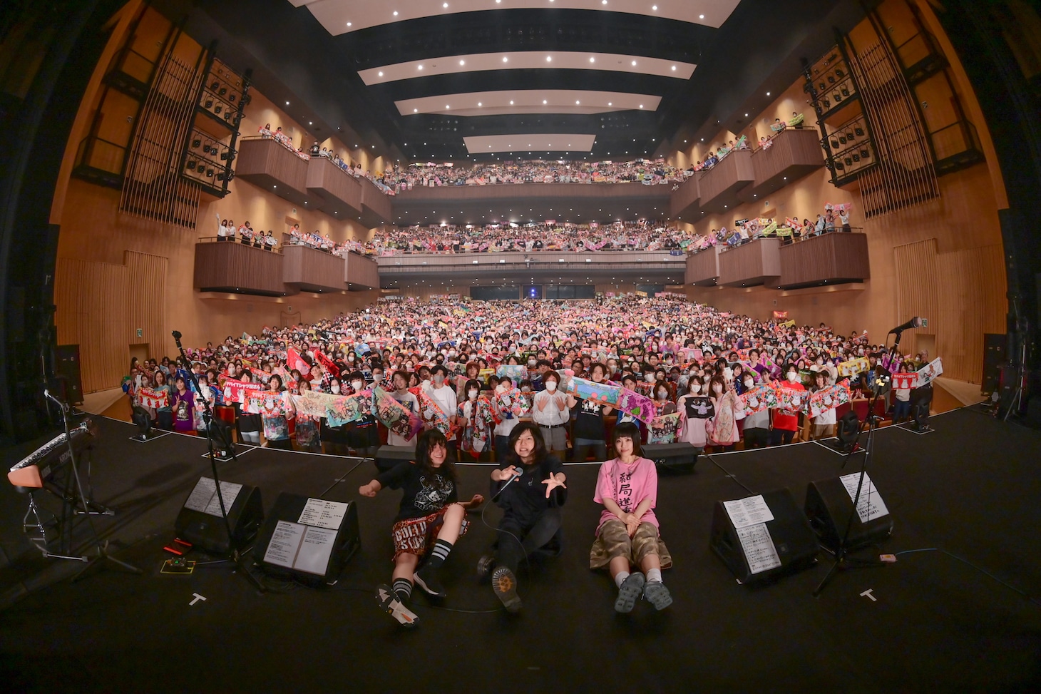 ヤバイTシャツ屋さん「"Tank-top Flower for Friends" ONE-MAN HALL TOUR 2023」2023年4月7日公演の様子。