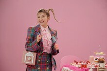 安斉かれん「ら・ら・らud・ラヴ」ミュージックビデオより。