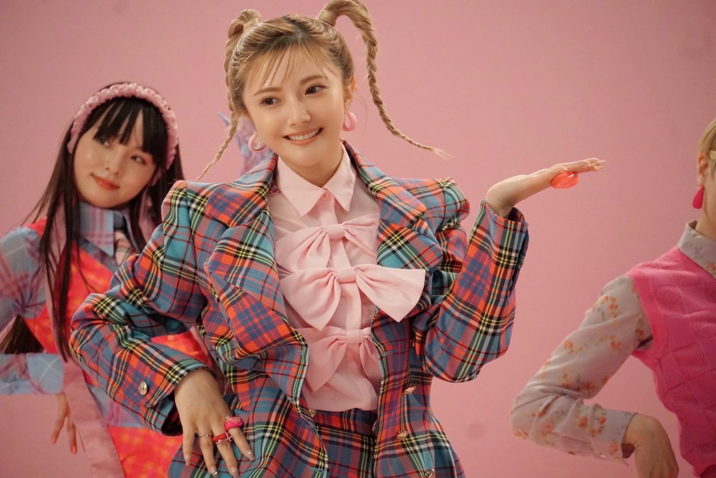 安斉かれん「ら・ら・らud・ラヴ」ミュージックビデオより。