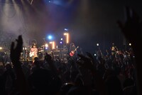 ヤバイTシャツ屋さん「"Tank-top Flower for Friends" ONE-MAN HALL TOUR 2023」2023年4月7日公演の様子。