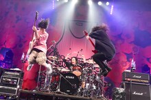 ヤバイTシャツ屋さん「"Tank-top Flower for Friends" ONE-MAN HALL TOUR 2023」2023年4月7日公演の様子。