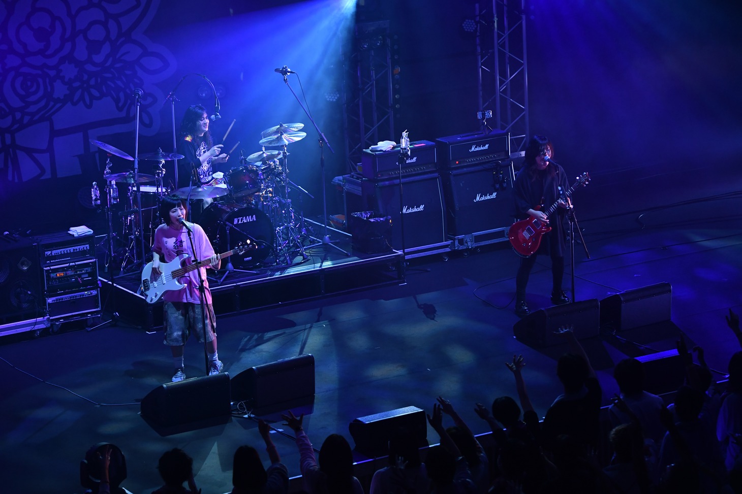 ヤバイTシャツ屋さん「"Tank-top Flower for Friends" ONE-MAN HALL TOUR 2023」2023年4月7日公演の様子。