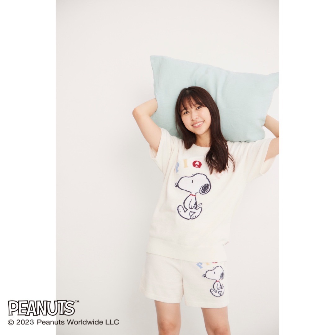 「PEANUTS meets GELATO PIQUE」のアイテムを着用した玉井詩織。(c)2023 Peanuts Worldwide LLC
