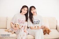 「PEANUTS meets GELATO PIQUE」のアイテムを着用した百田夏菜子、玉井詩織。(c)2023 Peanuts Worldwide LLC