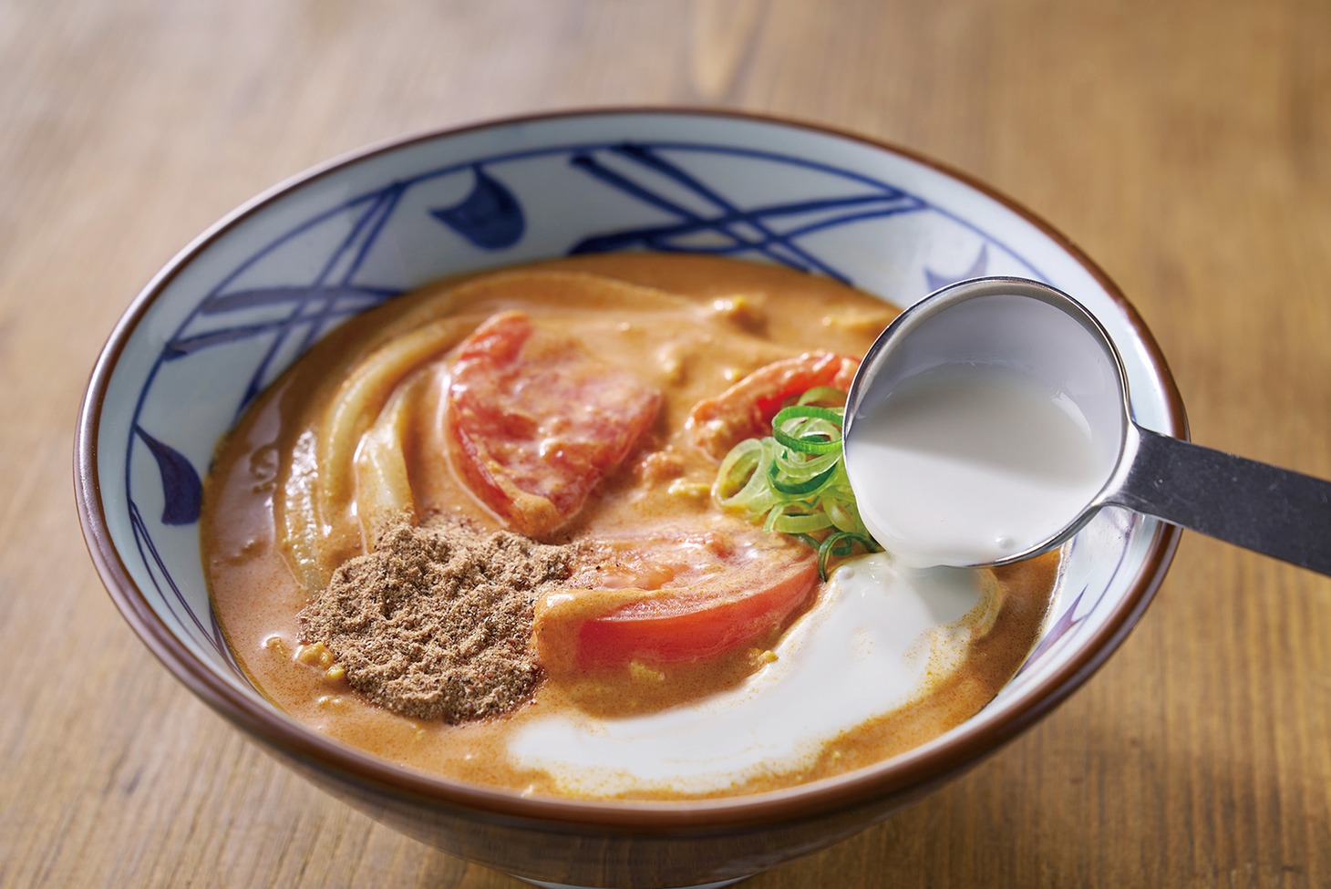 「豆乳仕立ての冷やしトマたまカレーうどん」