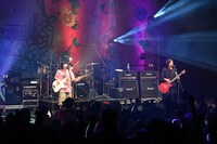 ヤバイTシャツ屋さん「"Tank-top Flower for Friends" ONE-MAN HALL TOUR 2023」2023年4月7日公演の様子。