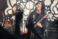 左からもりもりもと（Dr, Cho）、こやまたくや（G, Vo）。