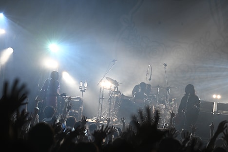 ヤバイTシャツ屋さん「"Tank-top Flower for Friends" ONE-MAN HALL TOUR 2023」2023年4月7日公演の様子。