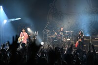 ヤバイTシャツ屋さん「"Tank-top Flower for Friends" ONE-MAN HALL TOUR 2023」2023年4月7日公演の様子。