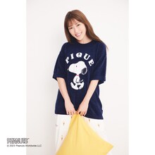 「PEANUTS meets GELATO PIQUE」のアイテムを着用した高城れに。(c)2023 Peanuts Worldwide LLC