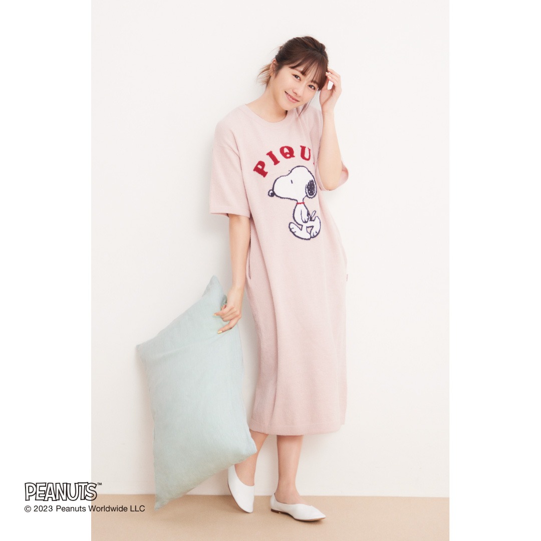 「PEANUTS meets GELATO PIQUE」のアイテムを着用した佐々木彩夏。(c)2023 Peanuts Worldwide LLC