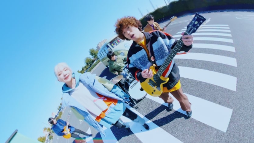 KANA-BOON「ぐらでーしょん feat. 北澤ゆうほ」ミュージックビデオより。