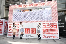 「ゲンキカプセルマシン」の前に立つ平田侑希、柏木由紀、向井地美音。