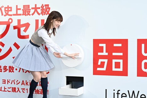 「ゲンキカプセルマシン」の抽選を体験する柏木由紀。