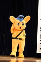 トークに耳を傾けるピーポくん。