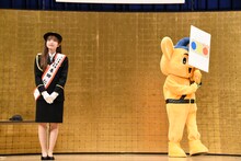 「自転車安全利用五則」を学ぶ本田仁美（AKB48 / 左）とピーポくん（右）。