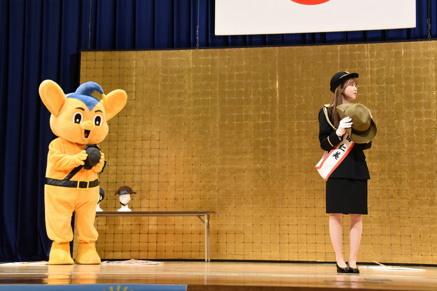 最新のヘルメット事情を学ぶ本田仁美（AKB48 / 右）とピーポくん（左）。
