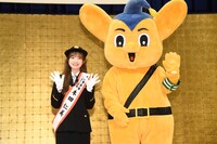 左から本田仁美（AKB48）、ピーポくん。