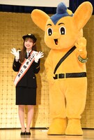 左から本田仁美（AKB48）、ピーポくん。