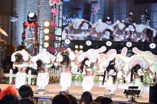 客席に向かって頭を下げる超ときめき♡宣伝部。