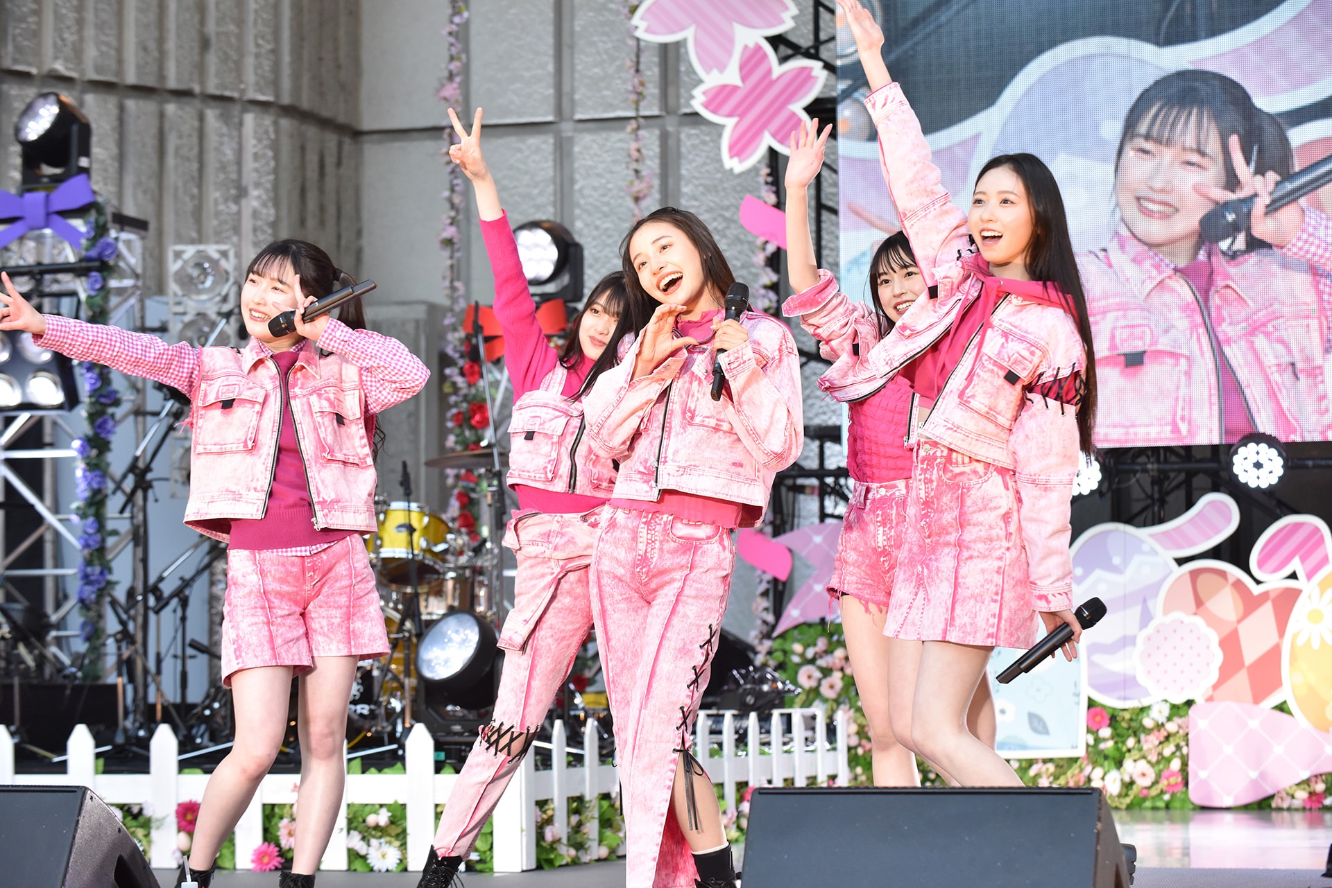 左から吉川ひより、小泉遥香。 [画像ギャラリー 20/70] - 音楽ナタリー