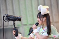 自撮りカメラを構える吉川ひより。