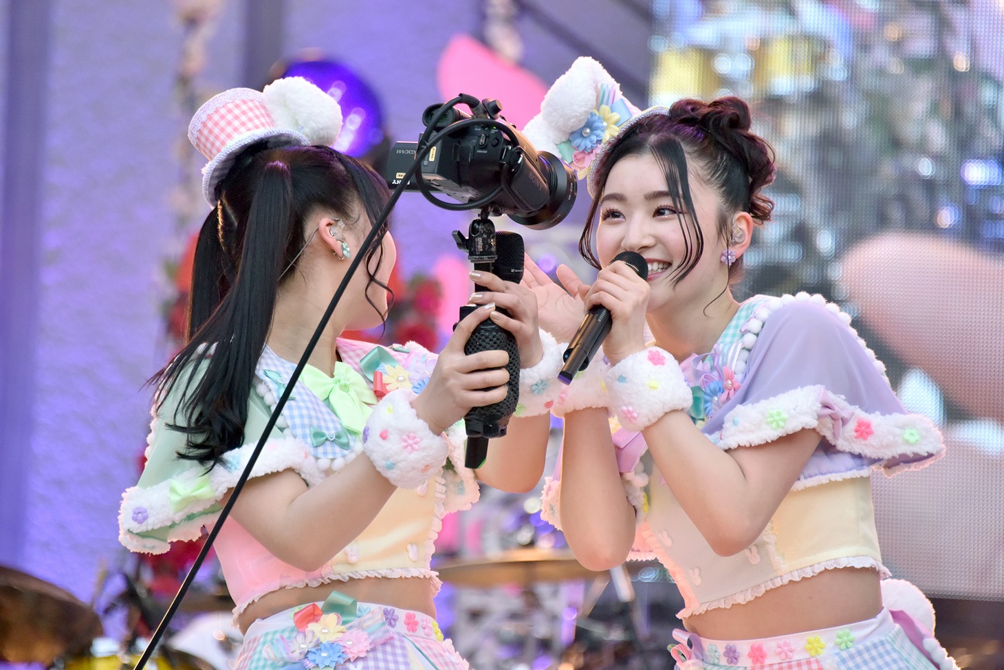 カメラに向かってセリフを披露する杏ジュリア（右）。