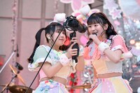 カメラに向かってセリフを披露する坂井仁香（右）。