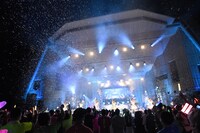 シャボン玉が舞う日比谷野音のステージ。