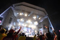 シャボン玉が舞う日比谷野音のステージ。