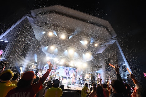 シャボン玉が舞う日比谷野音のステージ。