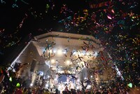 色とりどりのテープが舞う日比谷野音。