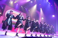 新曲「kyo-do?」を披露するエビ中。