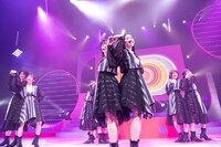 新曲「kyo-do?」を披露するエビ中。