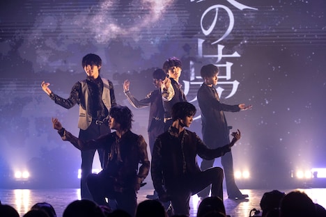 「幽かな夜の夢」のパフォーマンスの様子。（撮影：米山三郎）