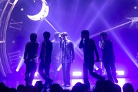 「無限シニシズム」のパフォーマンスの様子。（撮影：米山三郎）