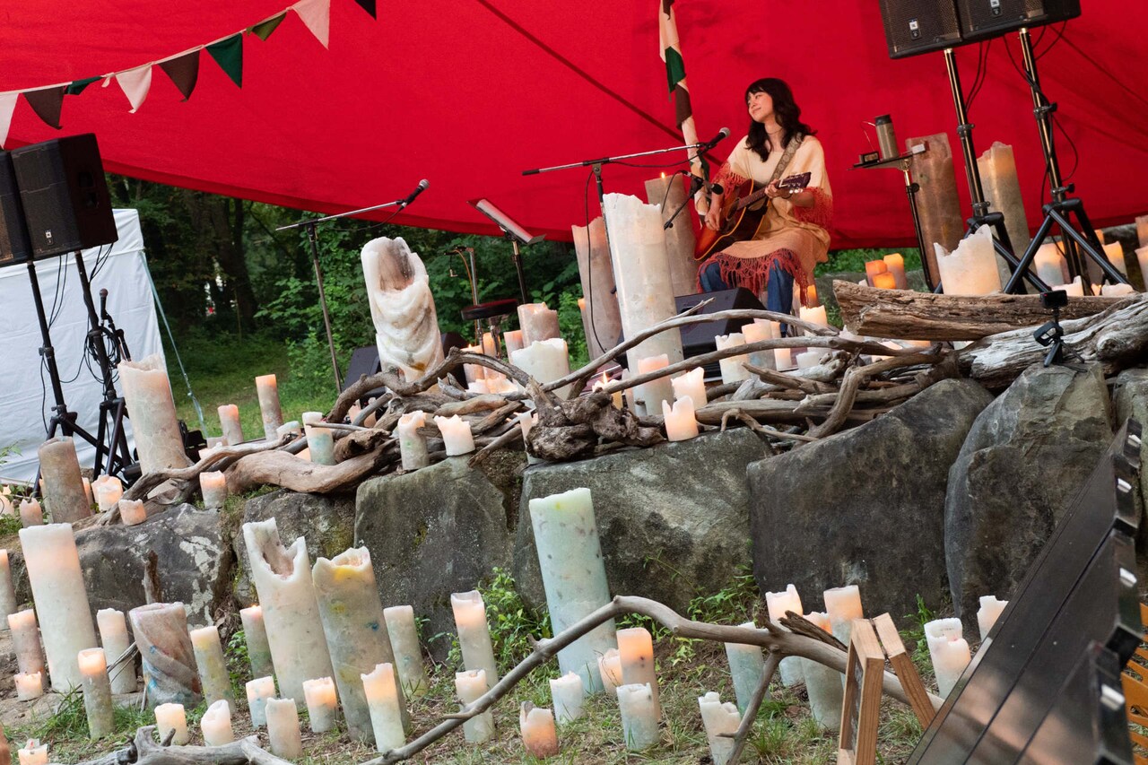 片平里菜デビュー10周年、地元福島の猪苗代野外音楽堂で記念ライブ開催