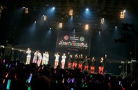 ワンマンライブツアーの開催決定を喜ぶTHE SUPER FRUITと世が世なら!!! 。