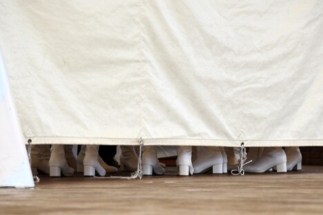 ステージ裏から掛け声を上げる私立恵比寿中学。