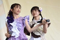 左から真山りか、仲村悠菜。