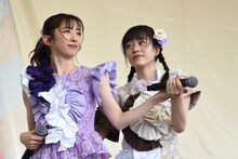 左から真山りか、仲村悠菜。