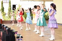 「kyo-do?」の振り付けをレクチャーする私立恵比寿中学。