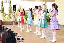 「kyo-do?」の振り付けをレクチャーする私立恵比寿中学。