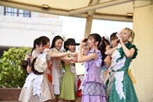 「グループエアハイタッチ会」のグループ分けを決める私立恵比寿中学。