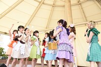 それぞれのグループ分けを確認する私立恵比寿中学。