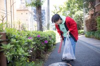 道端を凝視してゴミを探すカイ（超特急）。