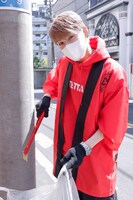 ゴミを拾ったTETTA（ONE N' ONLY）。