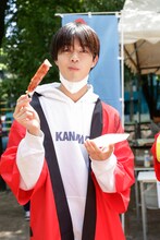 清掃活動を終え、恵比寿公園でフランクフルトを食べる吉澤要人（原因は自分にある。）。